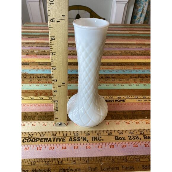 Hoosier Quilted Criss Cross Pattern Milk Glass Vase 4093 - Picture 7 of 8